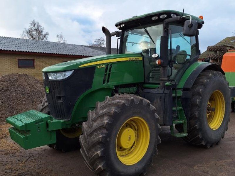 John Deere 7215R