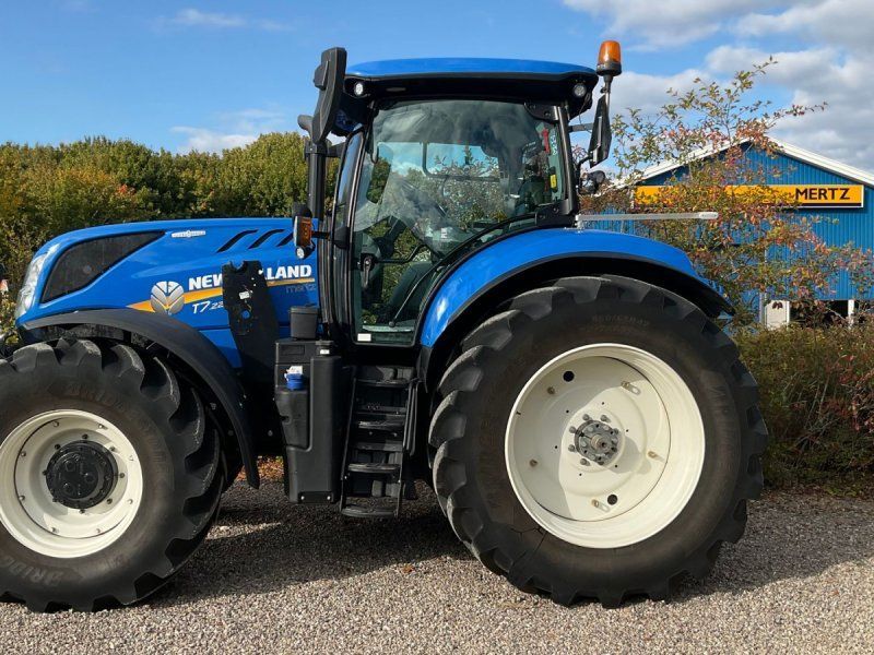 New Holland T7. 225AC