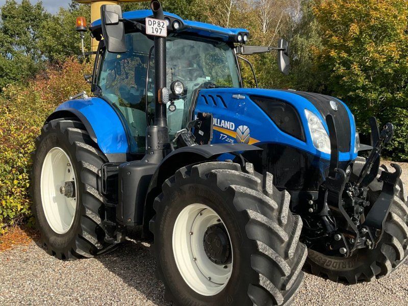 New Holland T7. 225AC