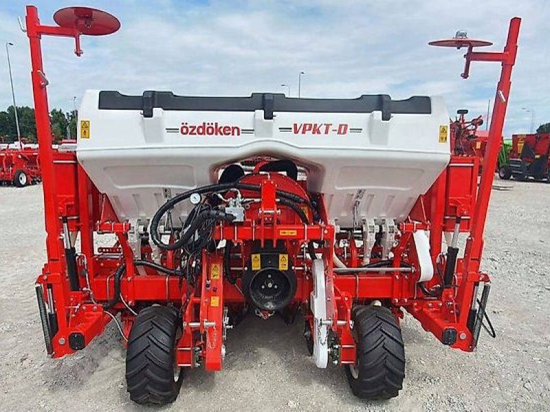 Ozdoken pneumatic precision seeder model VPKT-DG6 on stock