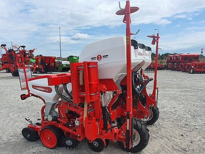 Ozdoken pneumatic precision seeder model VPKT-DG6 on stock