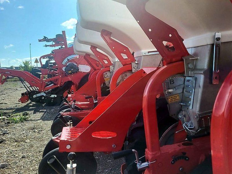 Six-row pneumatic precision seeder with depth fertilization Ozdo
