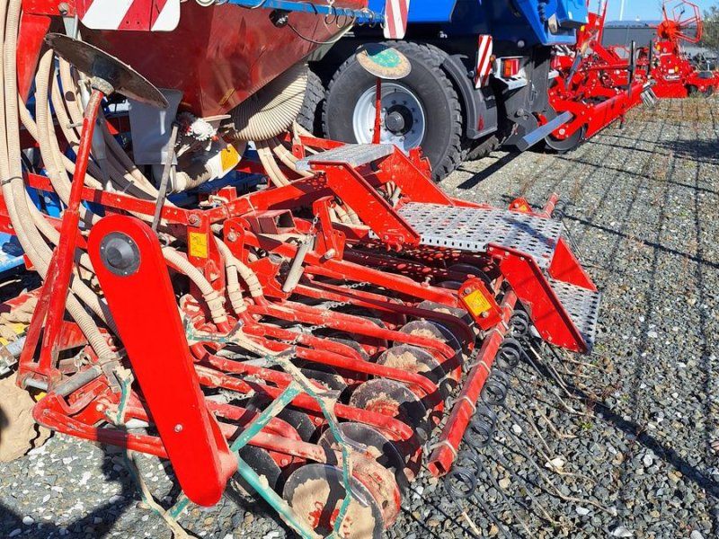 Kverneland Accord D mit Lemken Zirkon 8 Kreiselegge
