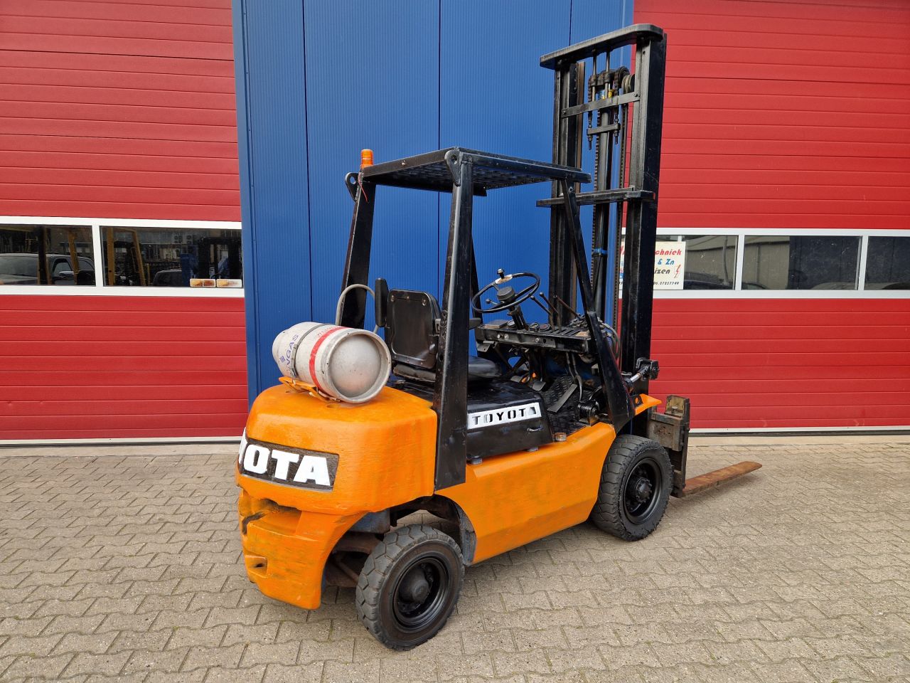 TOYOTA FG25 HEFTRUCK LPG 2.5 TONS MET SIDESHIFT EN FREELIFT