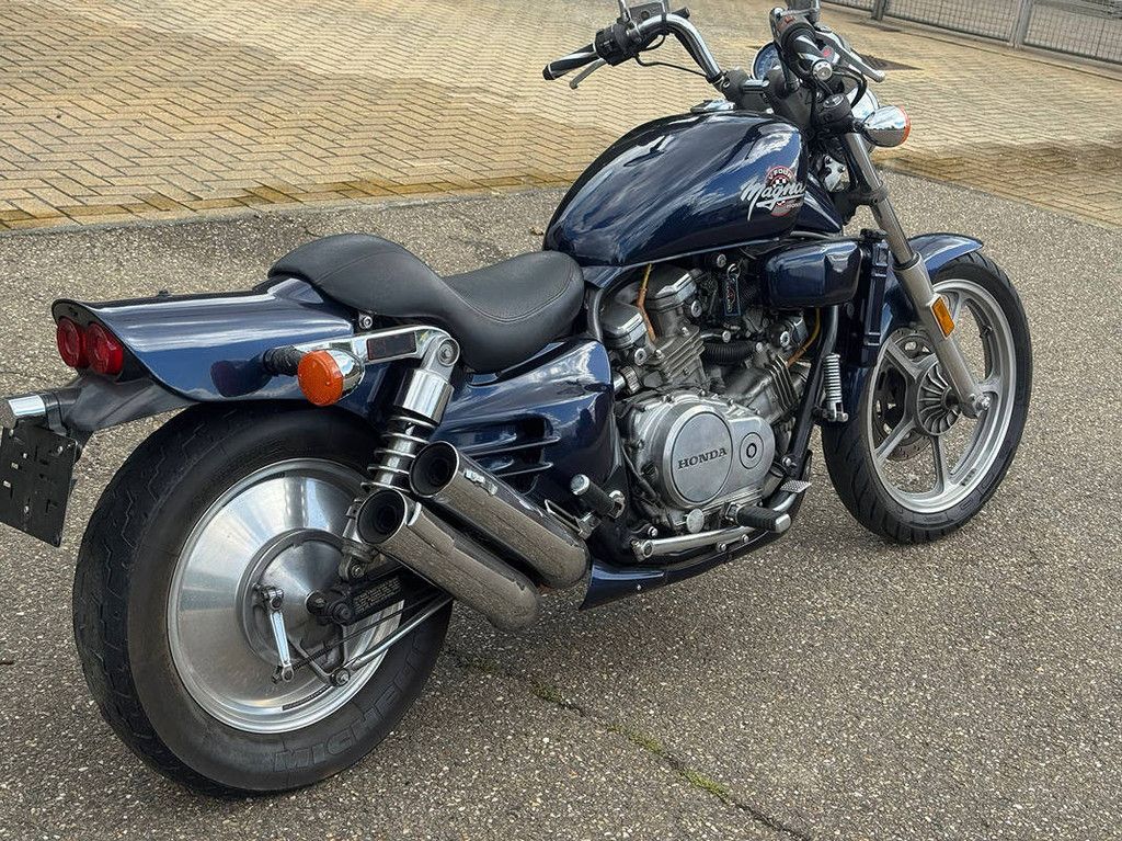 Oldtimer-Motorrad Honda Magna VF750C Benzin 1988 (Marge)
