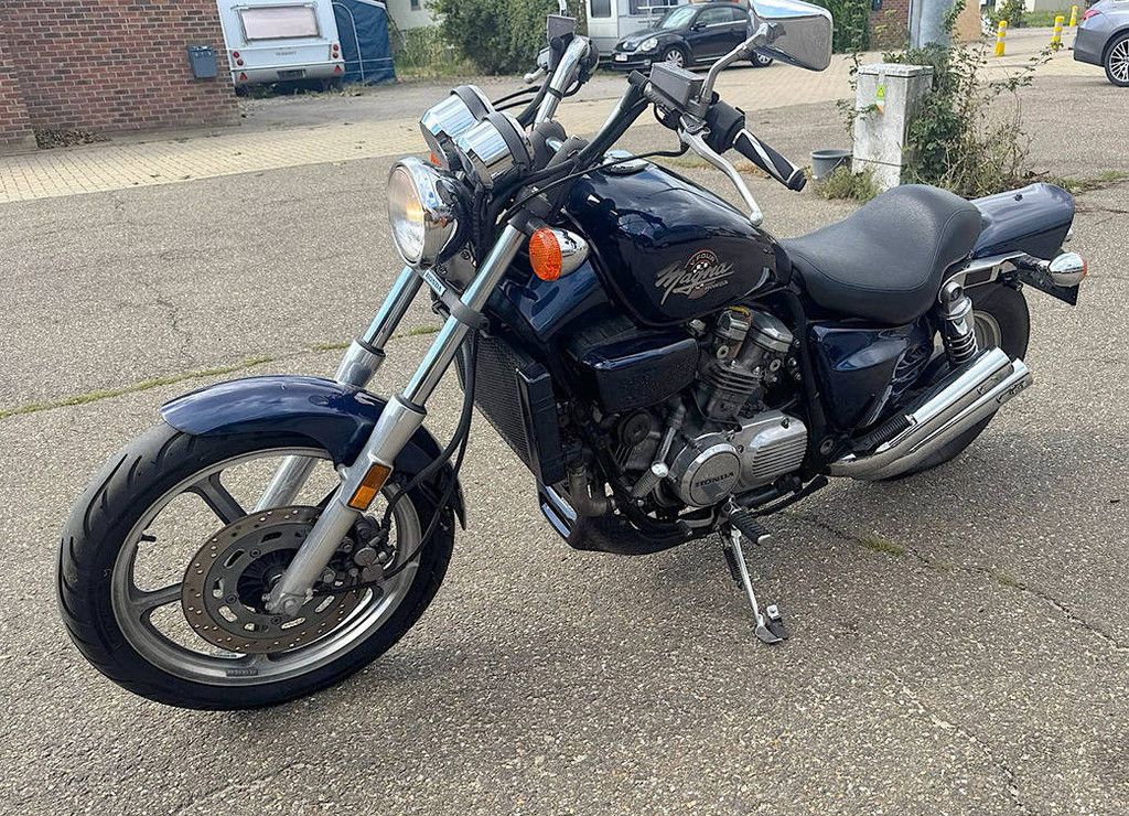 Oldtimer-Motorrad Honda Magna VF750C Benzin 1988 (Marge)
