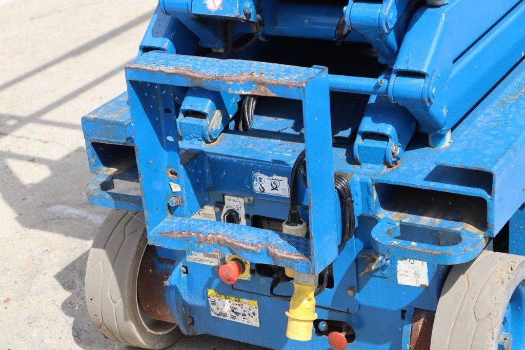 Scissor Lift Skyjack SJ III-3219 Electric 7.8m 2012