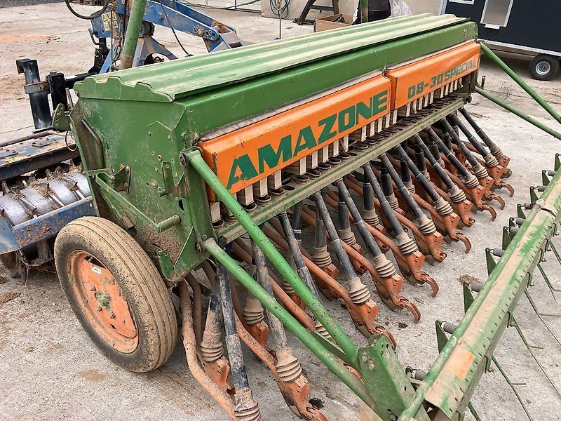 Amazone D8-30 Special mit Rabe MKE300