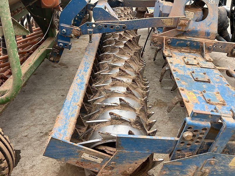 Amazone D8-30 Special mit Rabe MKE300
