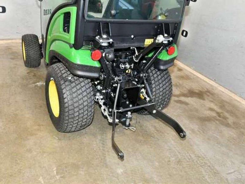 John Deere 1026R TRAKTOR