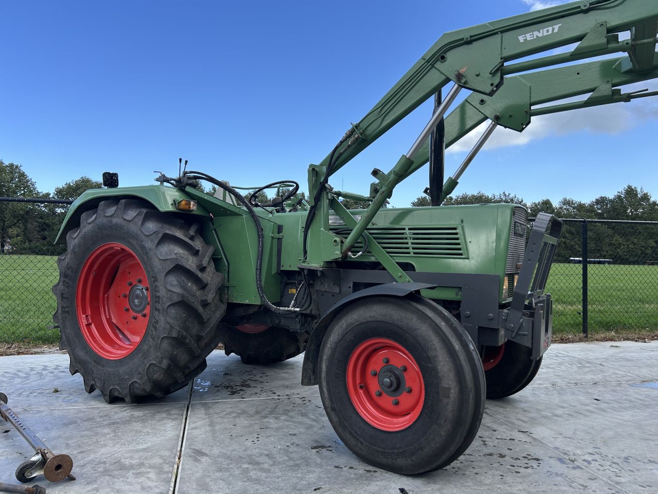 Hele mooie fendt 104S met voorlader (marge)