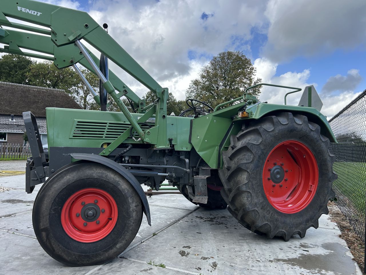 Hele mooie fendt 104S met voorlader (marge)