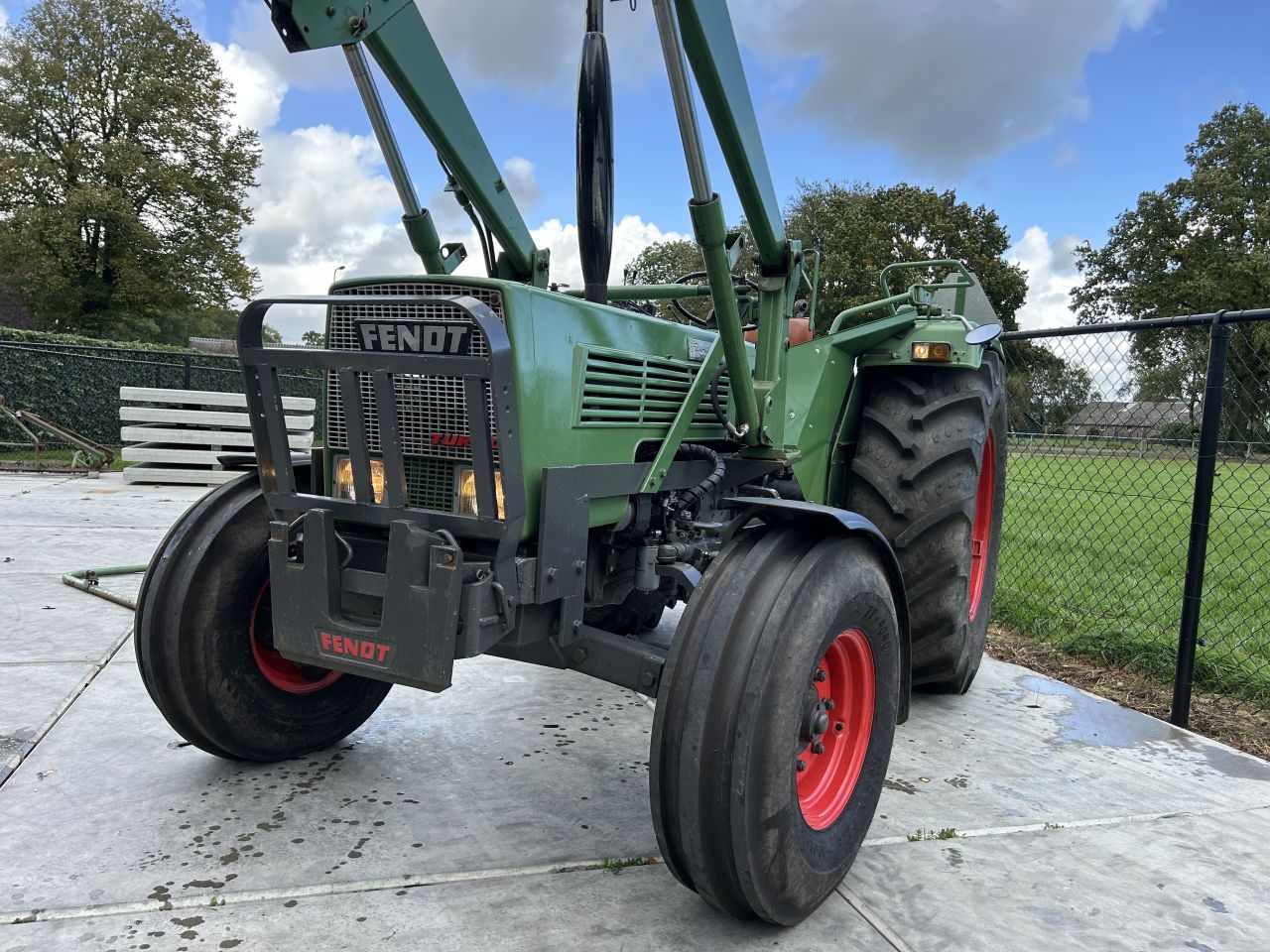 Hele mooie fendt 104S met voorlader (marge)