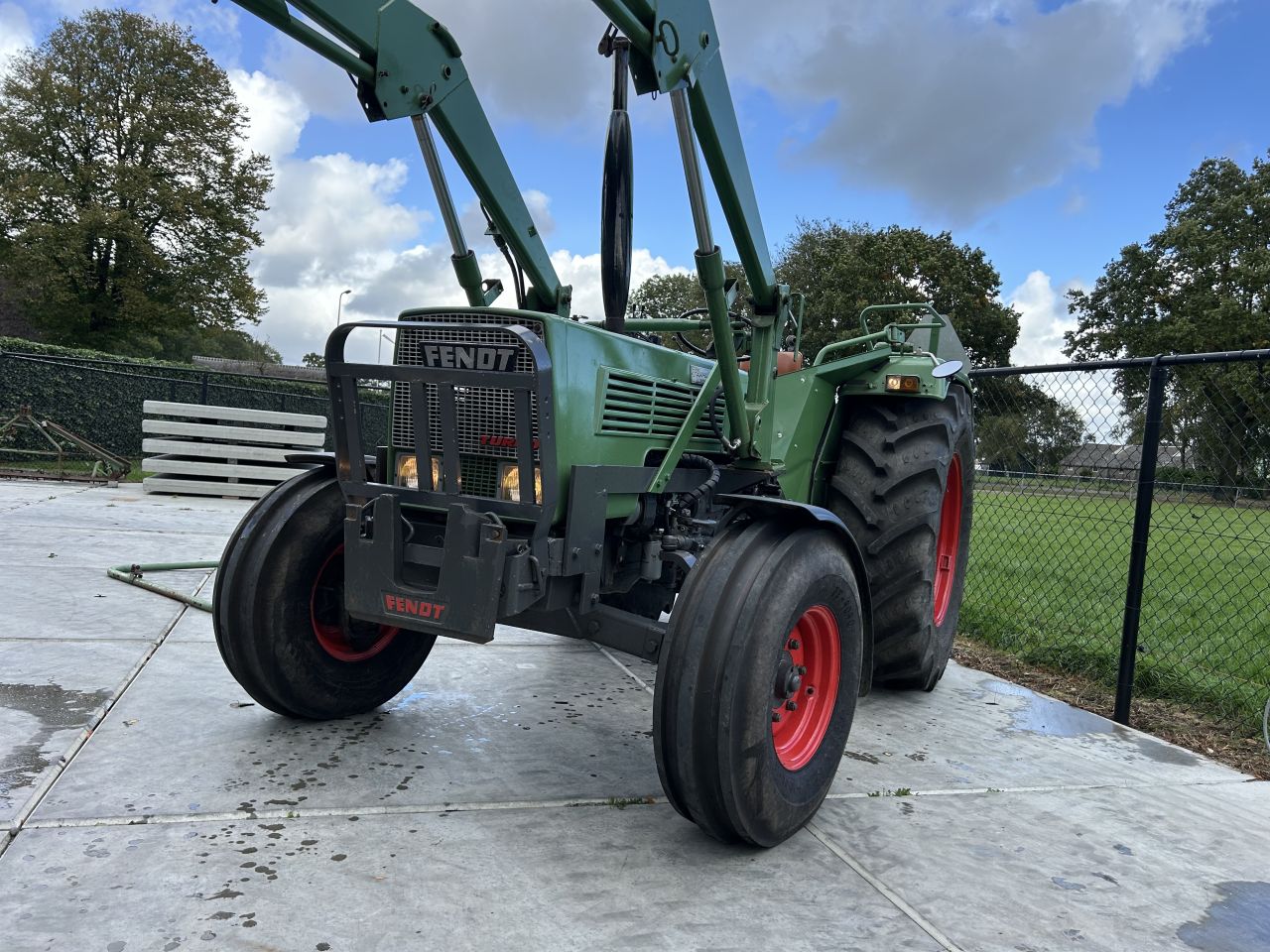 Hele mooie fendt 104S met voorlader (marge)