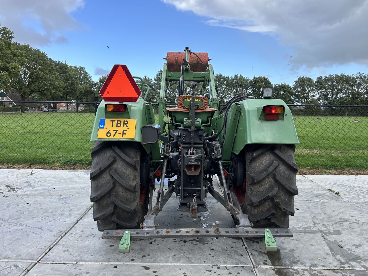 Hele mooie fendt 104S met voorlader (marge)