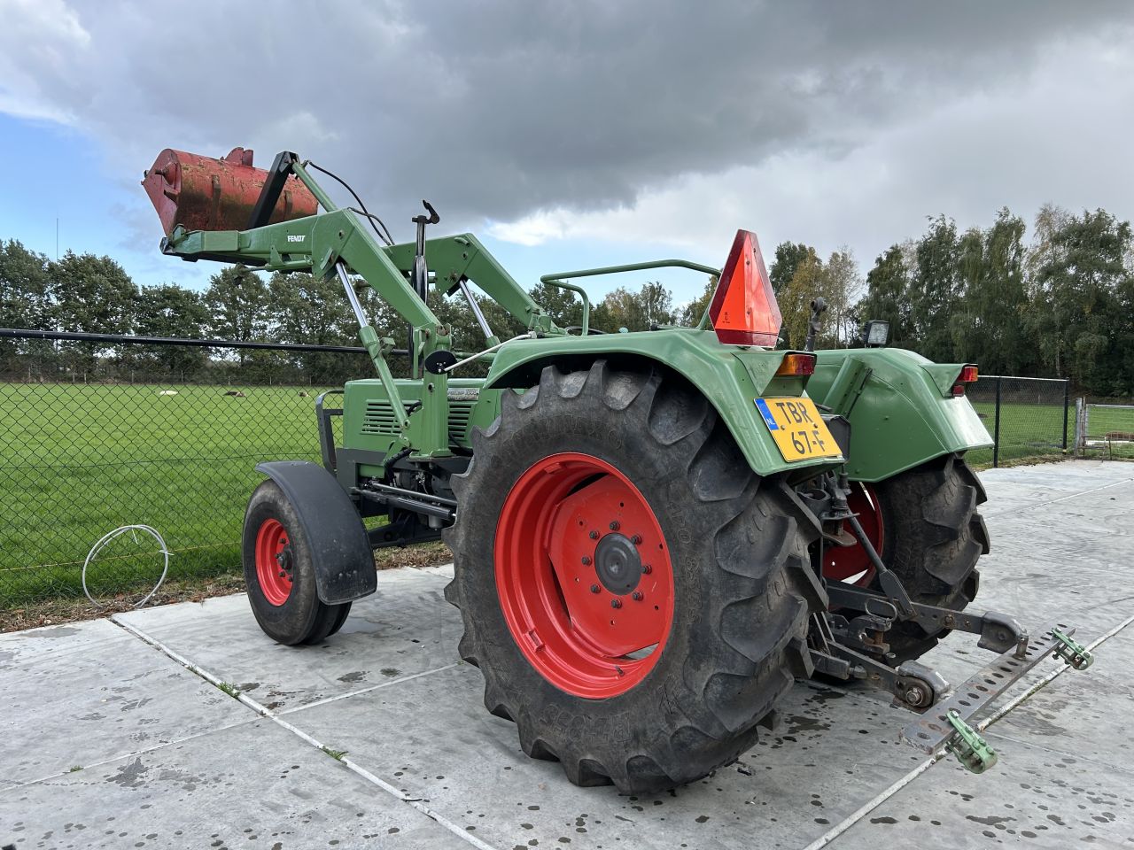 Hele mooie fendt 104S met voorlader (marge)