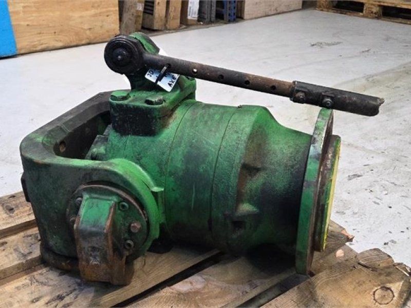 John Deere S690