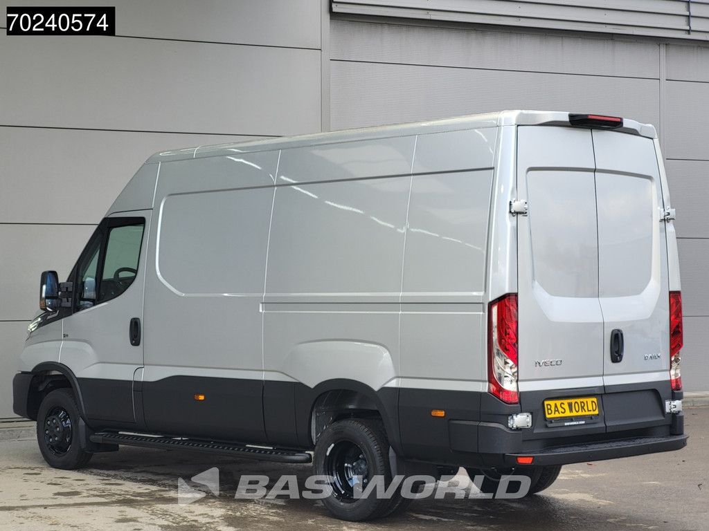 Iveco Daily 35C18 3.0L Black Edition Automaat 180PK L2H2 Dubbellucht 3,5t Trekgewicht ACC LED Navi Camera Parkeersensoren Euro6 L2 12m3 A/C