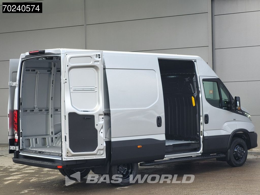 Iveco Daily 35C18 3.0L Black Edition Automaat 180PK L2H2 Dubbellucht 3,5t Trekgewicht ACC LED Navi Camera Parkeersensoren Euro6 L2 12m3 A/C