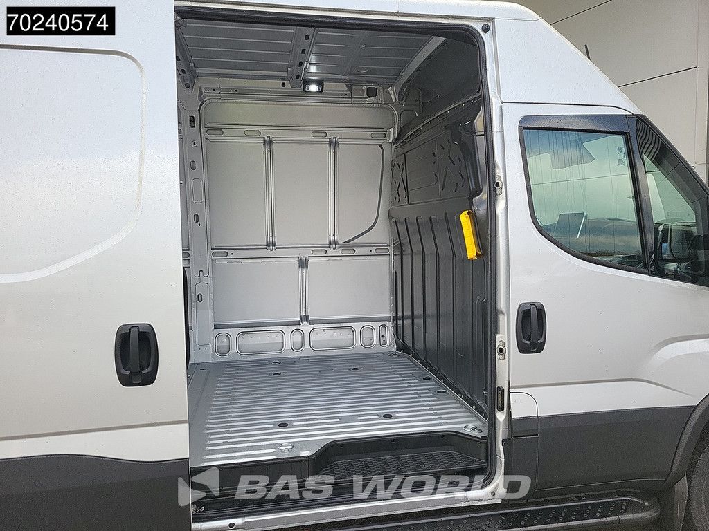 Iveco Daily 35C18 3.0L Black Edition Automaat 180PK L2H2 Dubbellucht 3,5t Trekgewicht ACC LED Navi Camera Parkeersensoren Euro6 L2 12m3 A/C