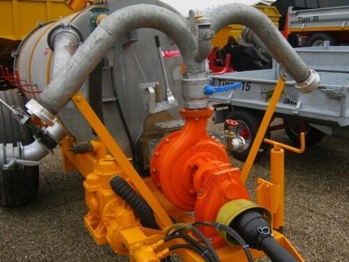 Liquid manure spreader