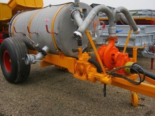 Liquid manure spreader