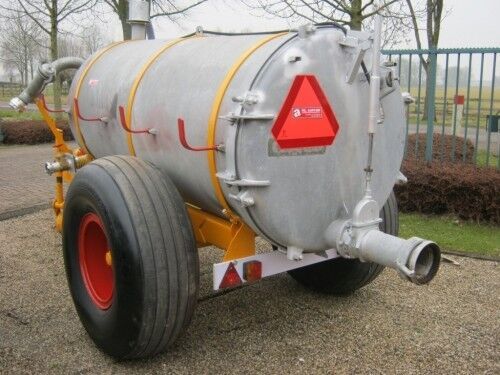 Liquid manure spreader