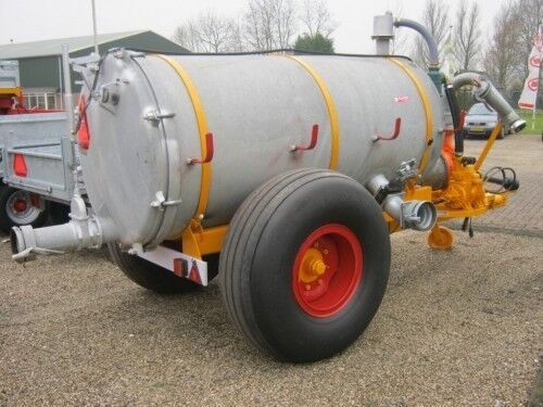 Liquid manure spreader