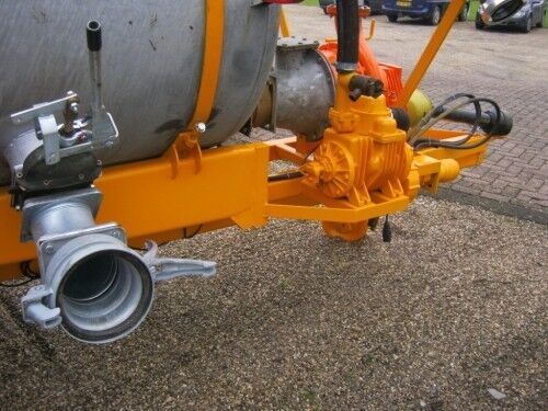 Liquid manure spreader