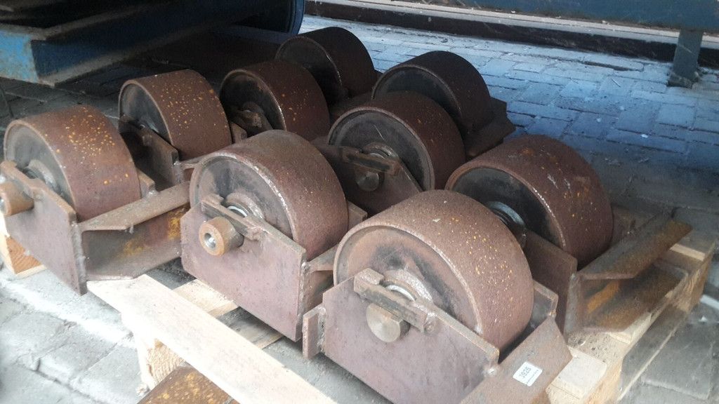 Looprollen track roller for road cleaning equipment