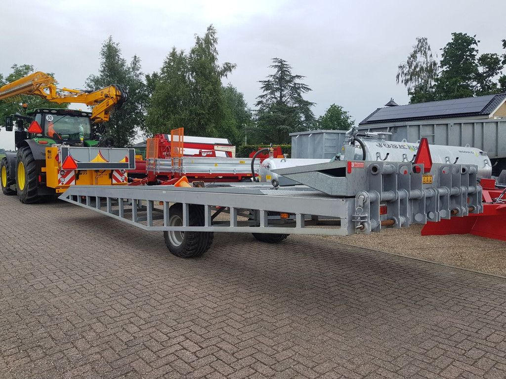 Mobiele Aagomac slootbrug car transporter trailer