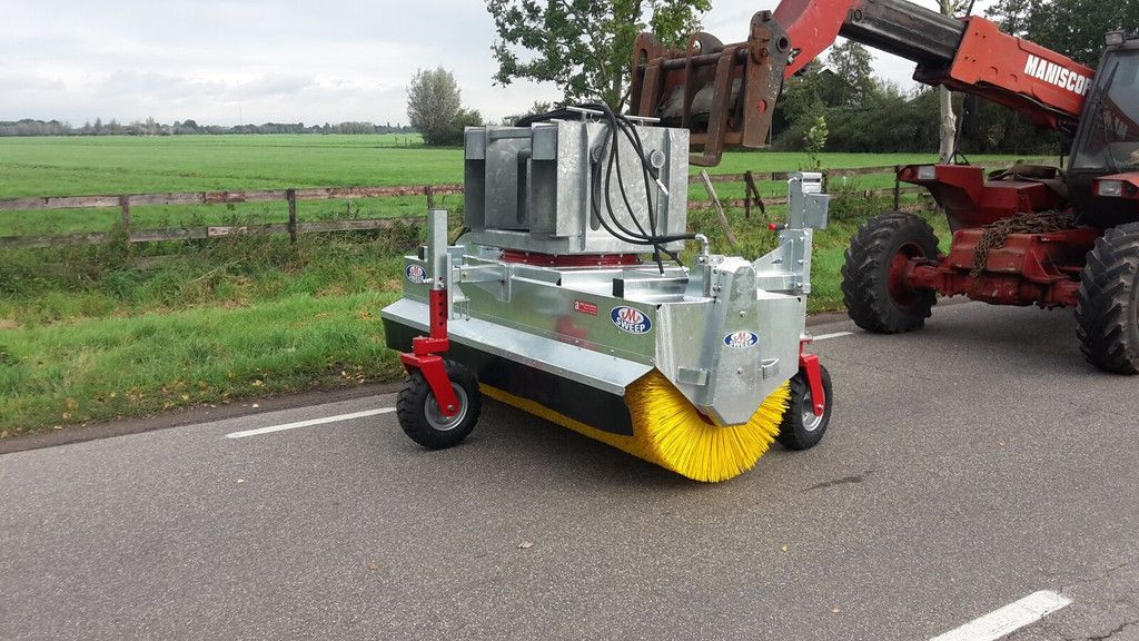 Loonwerkersveegmachine sweeper brush
