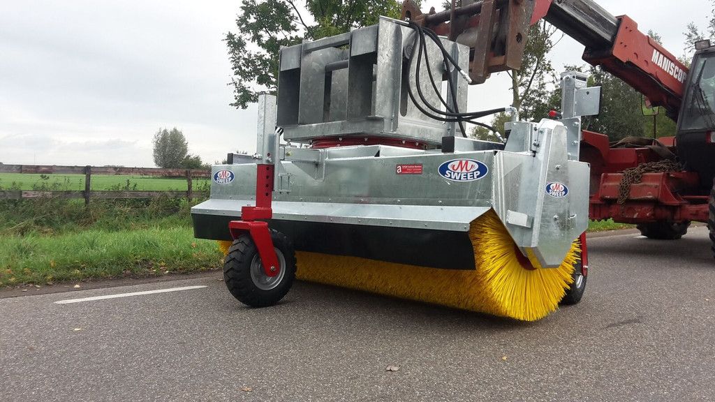 Loonwerkersveegmachine sweeper brush