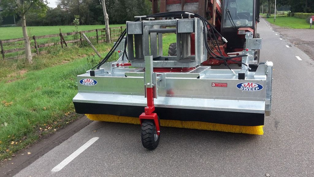 Loonwerkersveegmachine sweeper brush