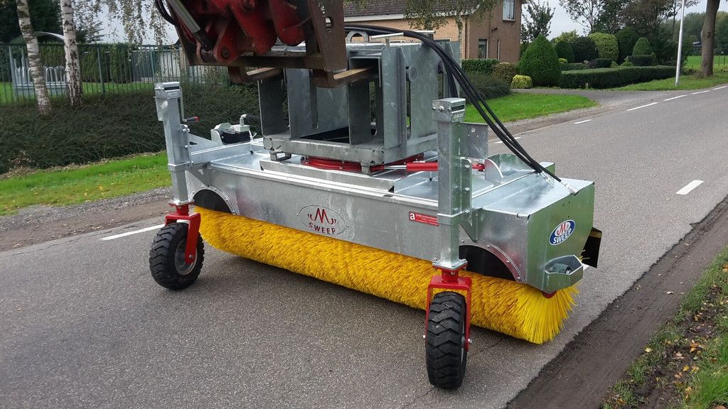 Loonwerkersveegmachine sweeper brush