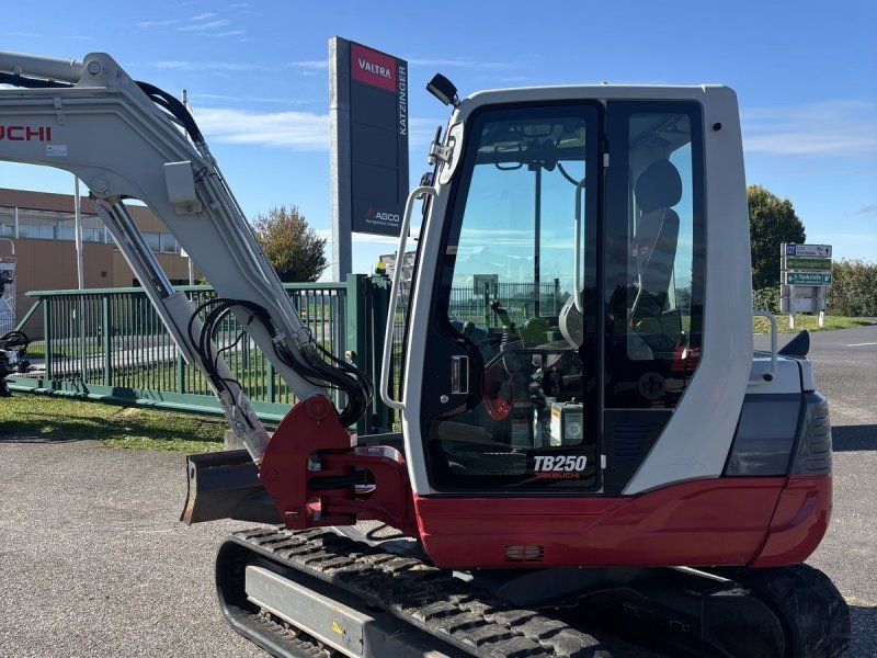 Takeuchi TB 250 Powertilt