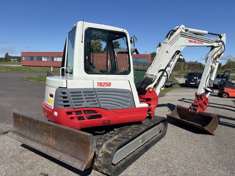 Takeuchi TB 250 Powertilt