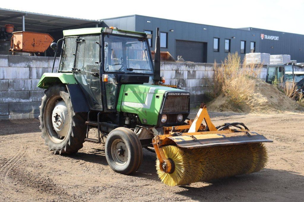 Traktor Deutz Fahr D1066/4-S Diesel 60 PS mit Kehrbürste