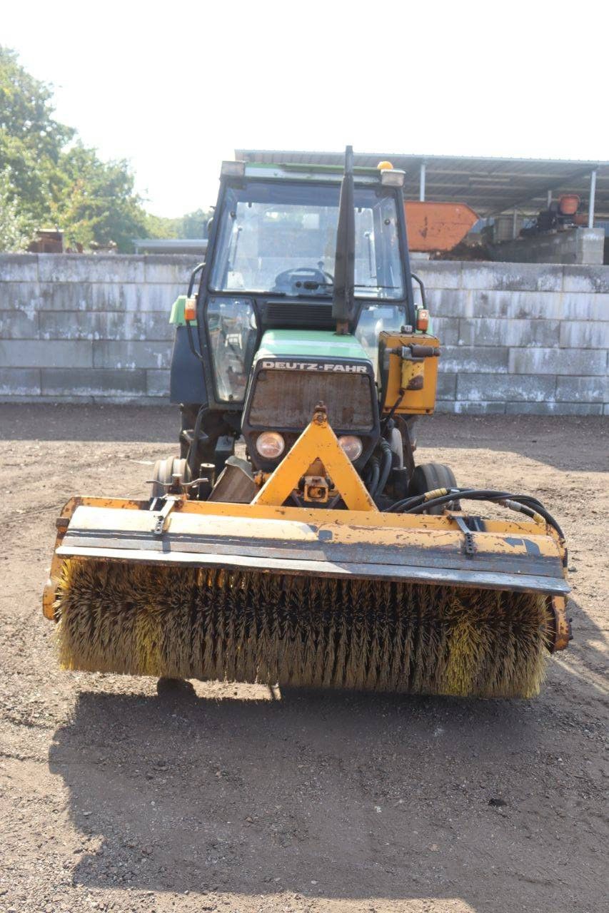 Traktor Deutz Fahr D1066/4-S Diesel 60 PS mit Kehrbürste
