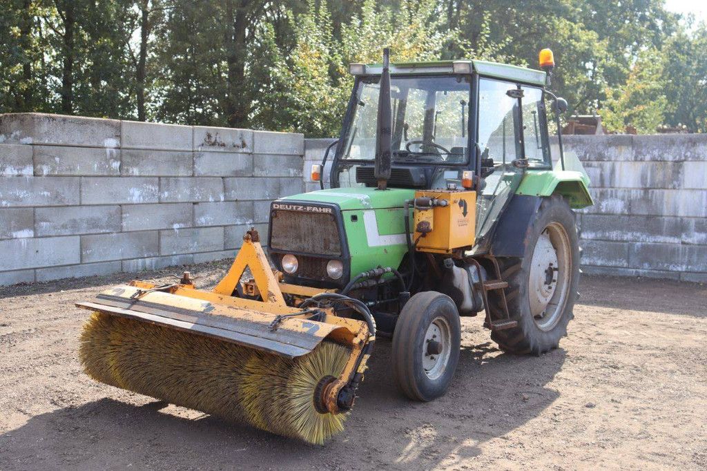 Traktor Deutz Fahr D1066/4-S Diesel 60 PS mit Kehrbürste