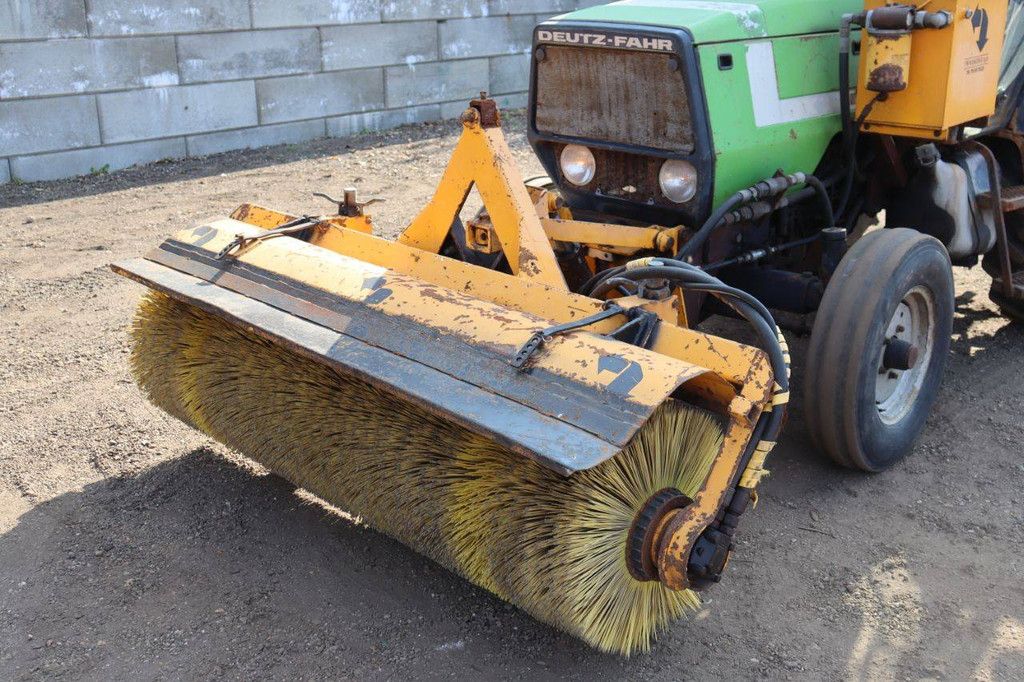 Traktor Deutz Fahr D1066/4-S Diesel 60 PS mit Kehrbürste