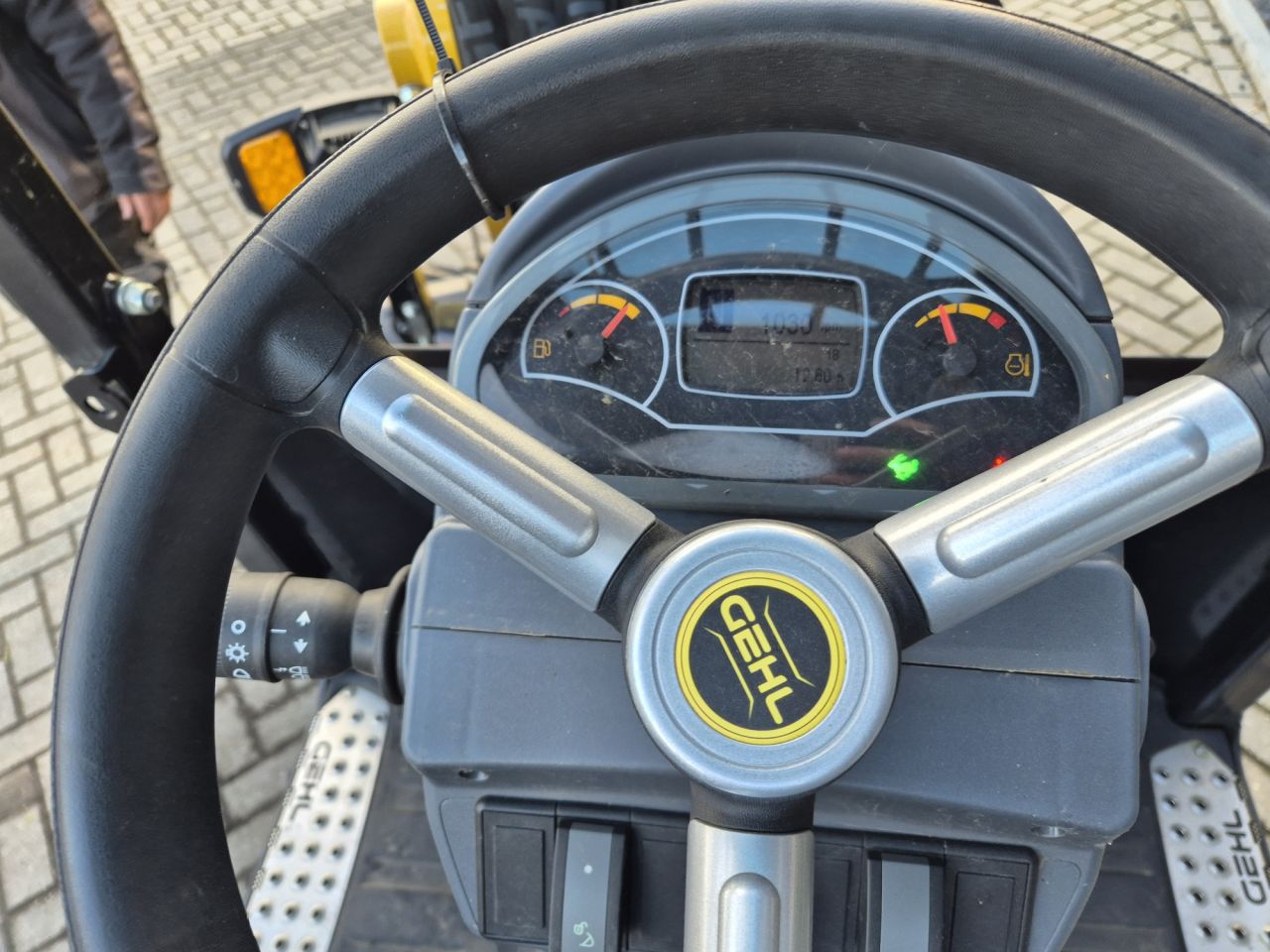 GEHL AL330 miniloader with weight of 2250 kgs