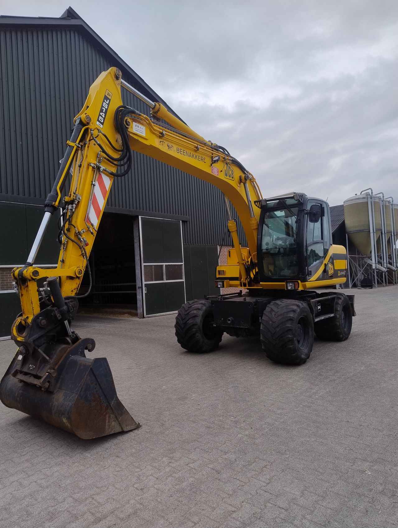 Jcb JS145W mobiele kraan +kantelstuk snelloper