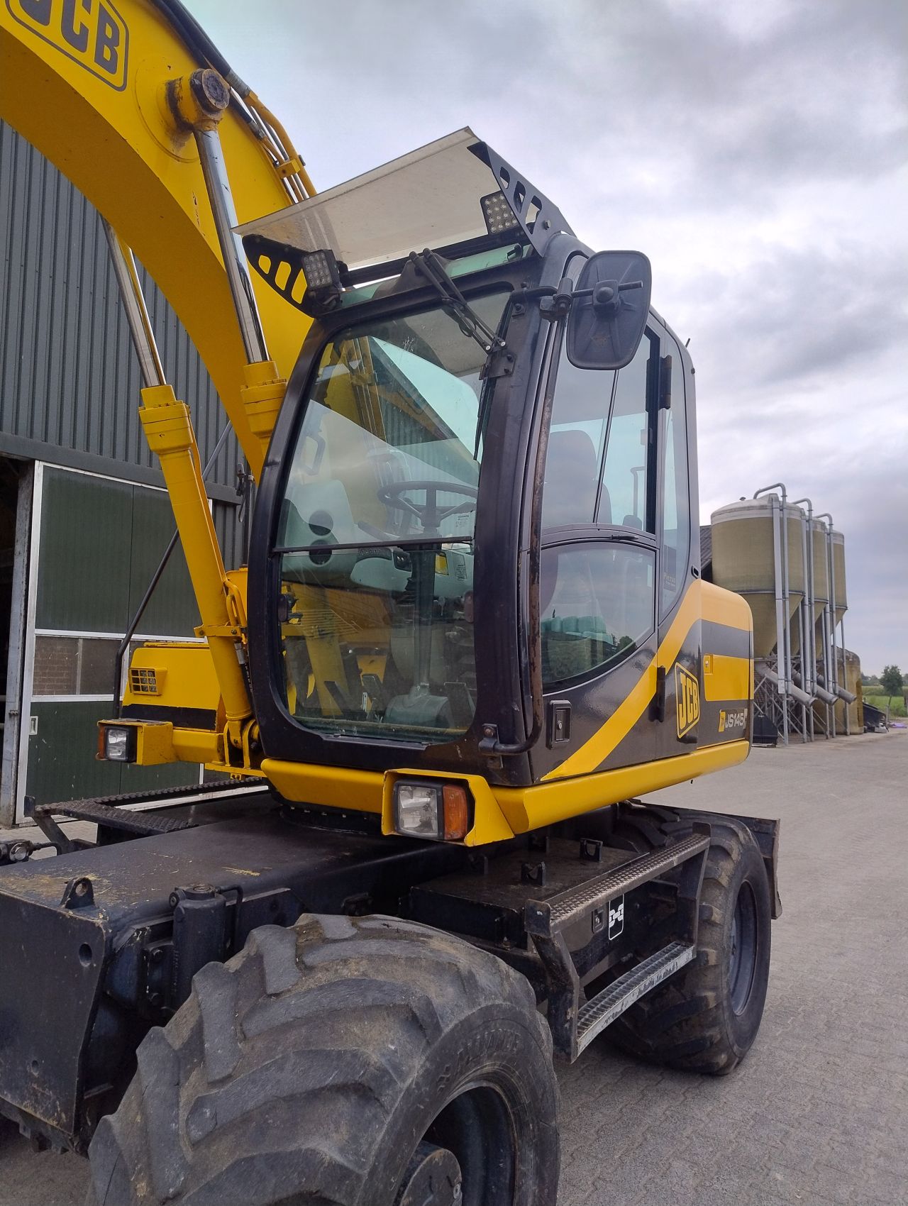 Jcb JS145W mobiele kraan +kantelstuk snelloper