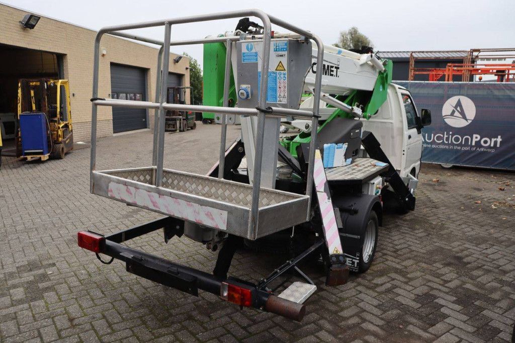 Piaggio PORTER MAXXI Benzin-Arbeitsbühne mit Eigenantrieb und Comet-Arbeitsbühne