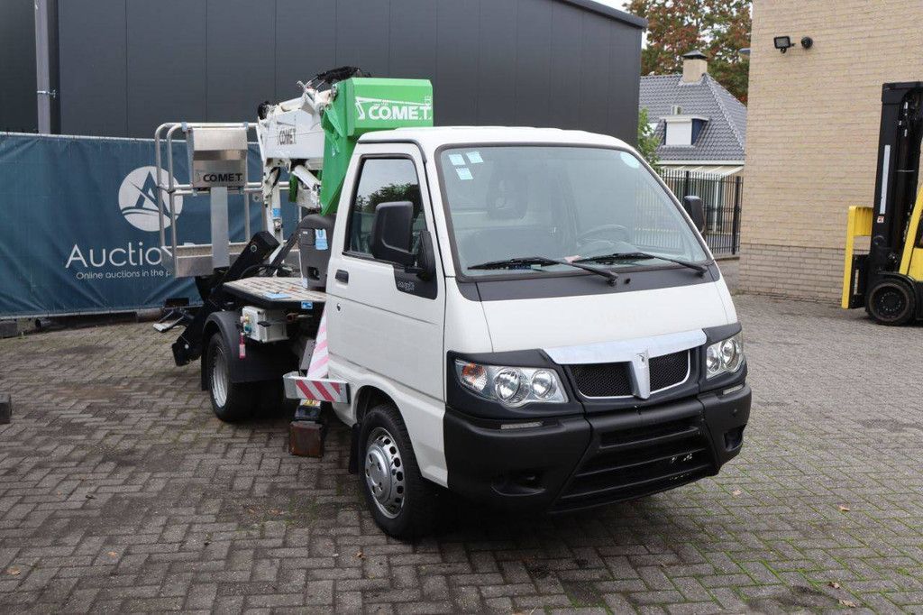 Piaggio PORTER MAXXI Benzin-Arbeitsbühne mit Eigenantrieb und Comet-Arbeitsbühne