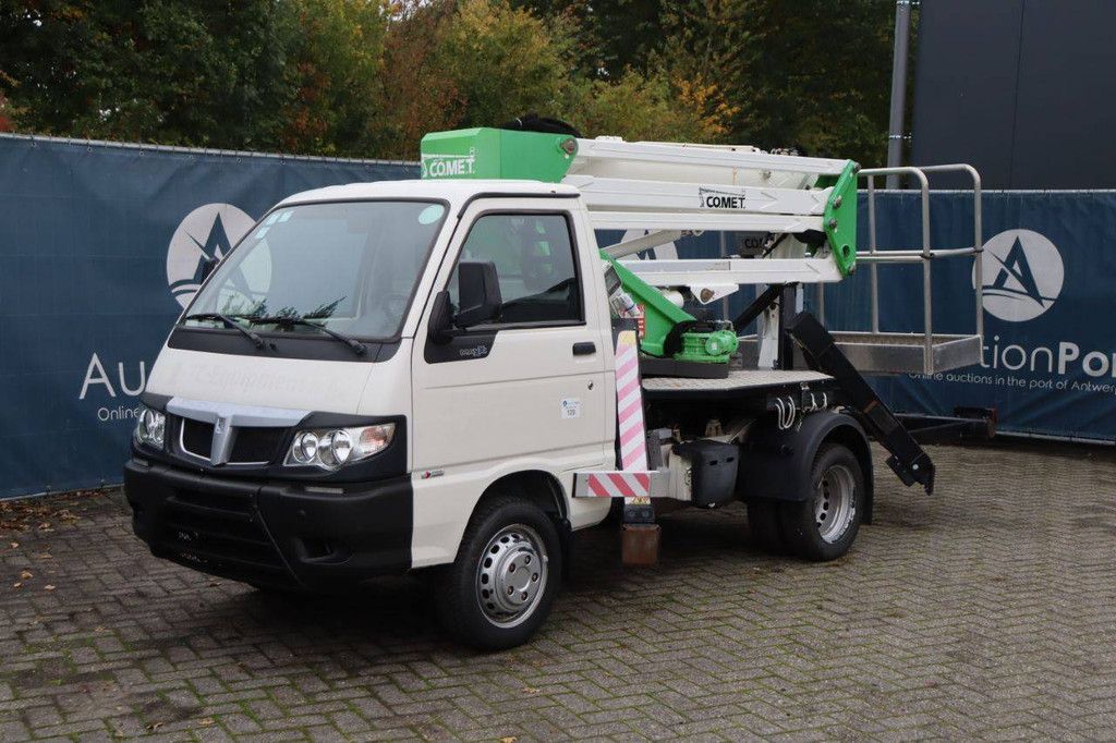 Piaggio PORTER MAXXI Benzin-Arbeitsbühne mit Eigenantrieb und Comet-Arbeitsbühne