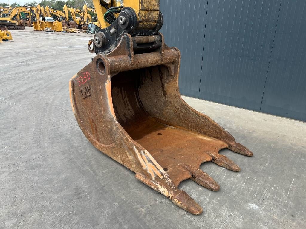 CAT 323D L