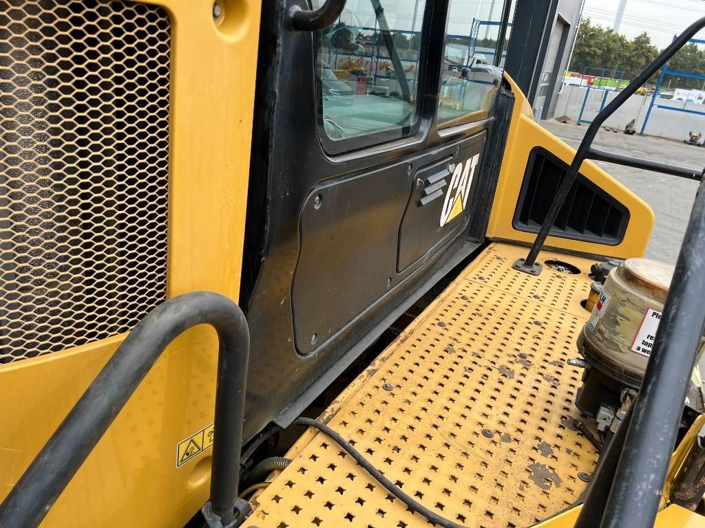 CAT 745