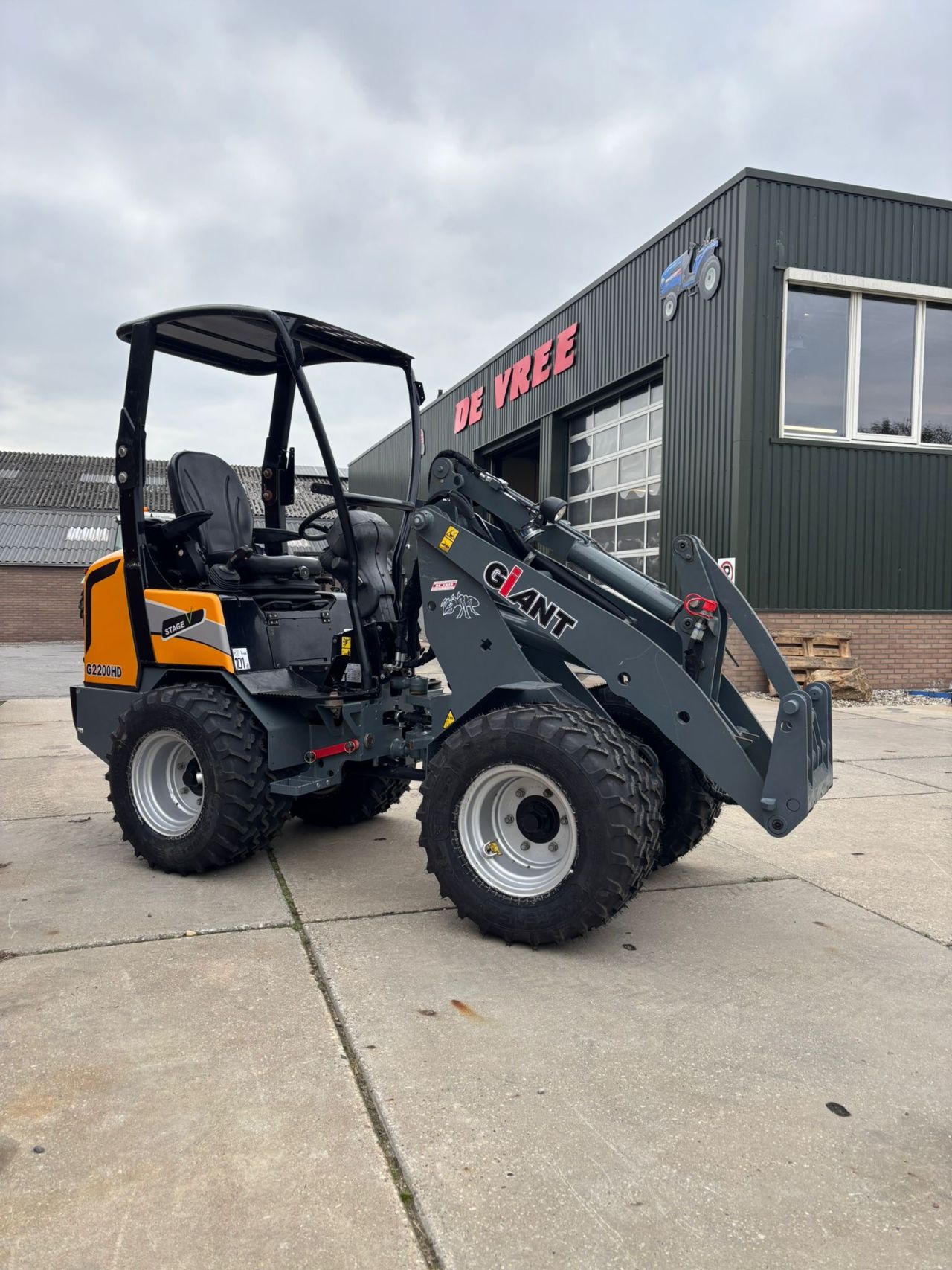 Giant g2200hd mini shovel